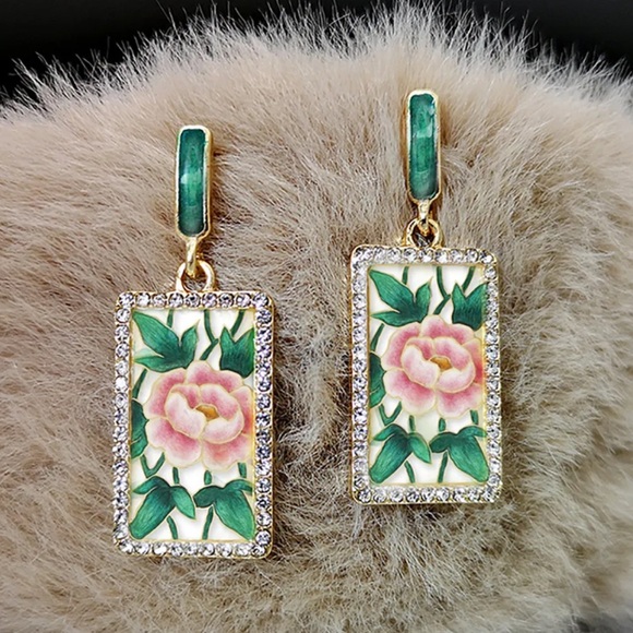 Gorgeous Vintage-Looking Earrings - Picture 2 of 3